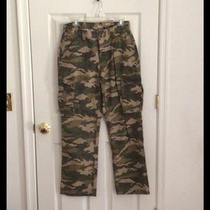 Men’s Carhartt 32 x 32 camo cargo pants. NWT